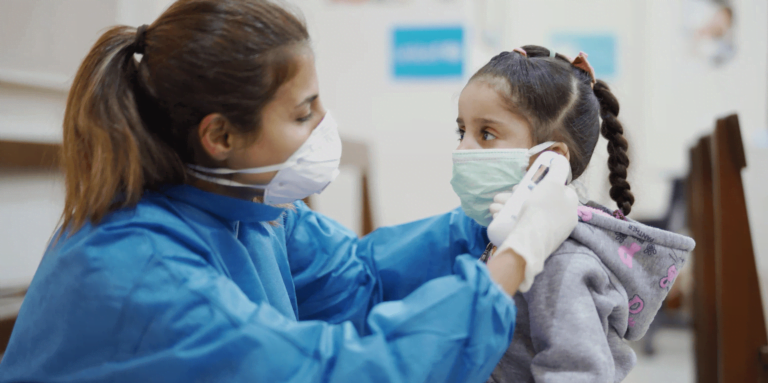 Casos en niños con COVID-19 aumentaron drásticamente en segunda quincena de agosto