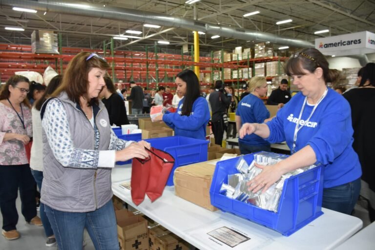 Celebran Semana Nacional del Voluntario preparando botiquines para emergencias