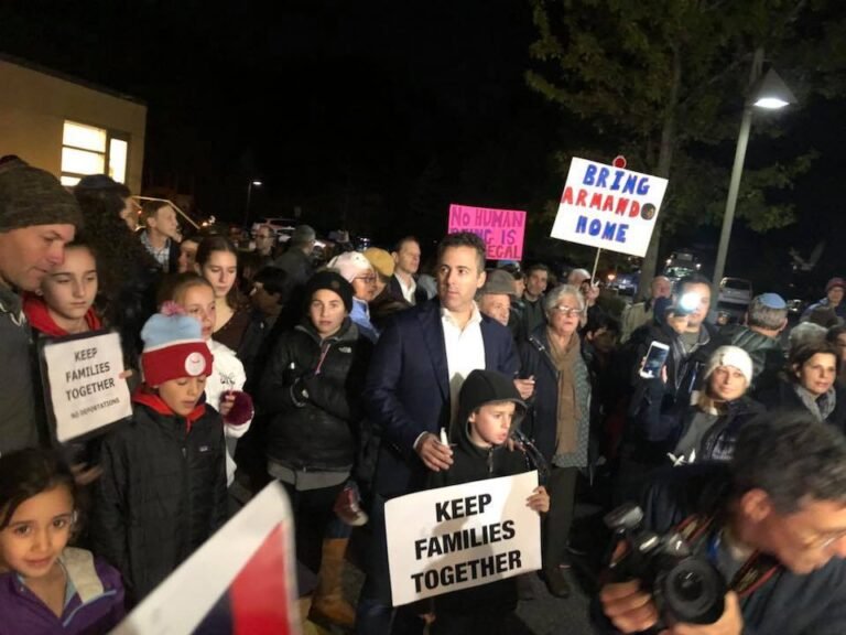 Celebran vigilia en apoyo a inmigrante que enfrenta deportación