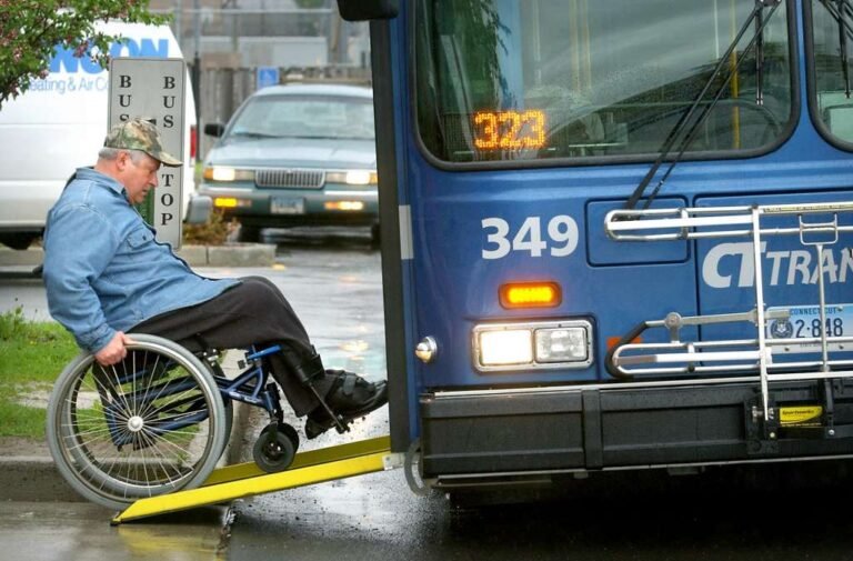 Centro ayuda a discapacitados a desplazarse para cumplir con sus actividades diarias