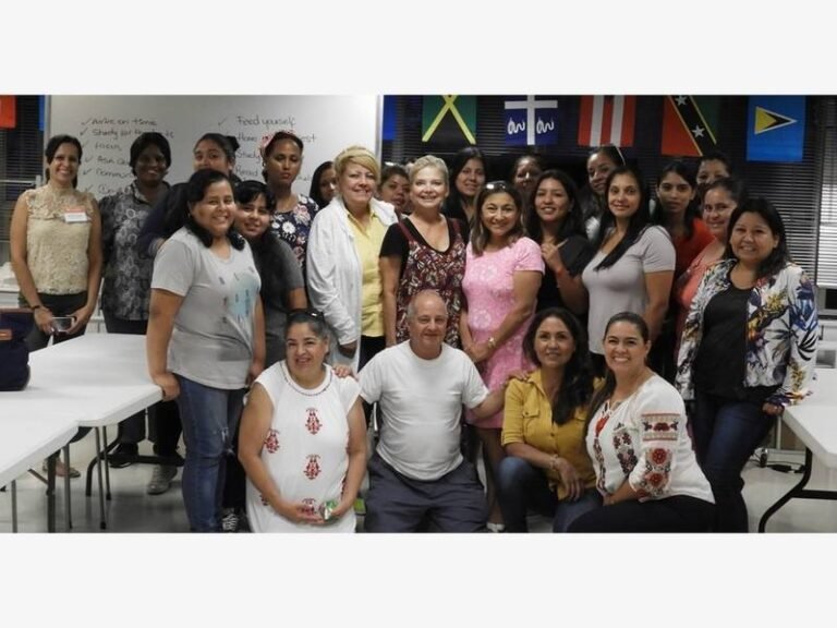 Centro de inmigrantes y colegio comunitario entrenan a asistentes de salud