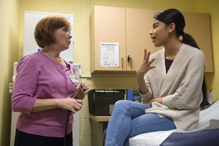Centros de salud escolares proporcionan servicios vitales a estudiantes hispanos