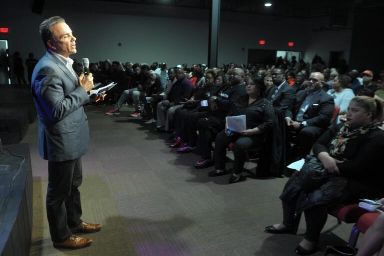 Cientos de padres piden aumento en el financiamiento escolar