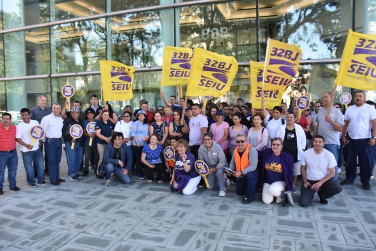 Cientos de manifestantes exigen mejores salarios para conserjes