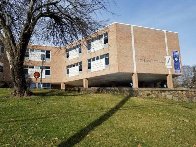 Cierran escuelas para prepararse contra brote de coronavirus