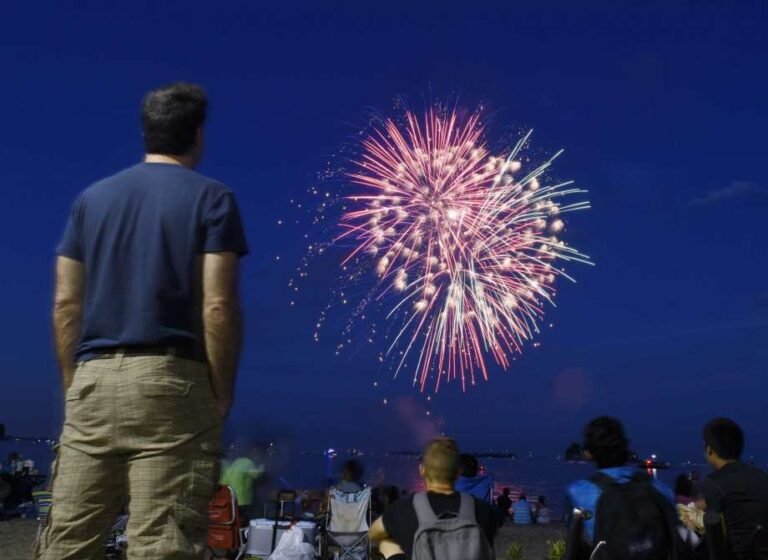 Ciudad cancela fuegos artificiales y desfile del Día de los Caídos