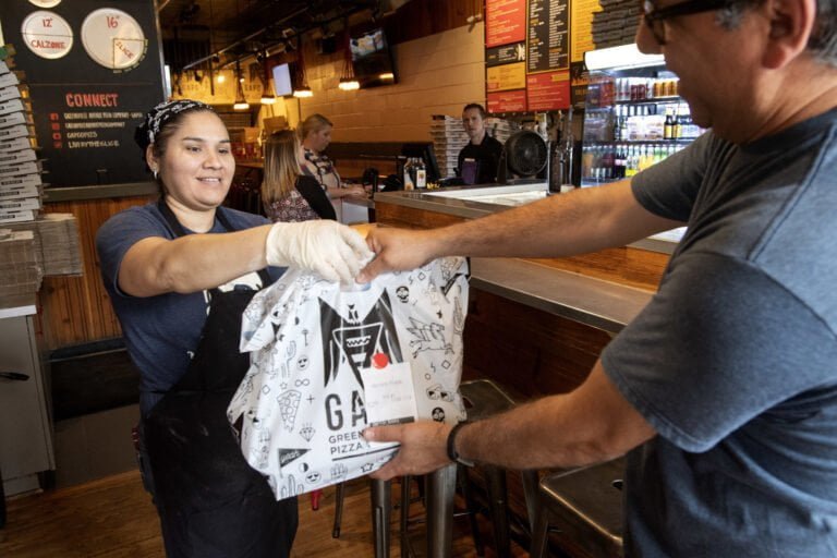 Ciudad ofrece tarjetas de regalo a familias para comprar en restaurantes