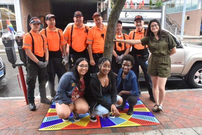 A lo largo de la Atlantic Street: Comienzan a instalar parrillas de árboles pintadas