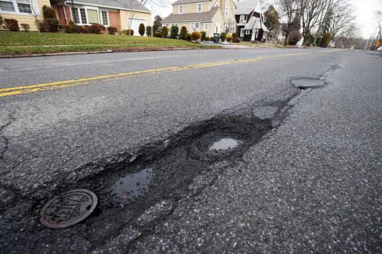 Comienzan a salir primeros baches en las calles