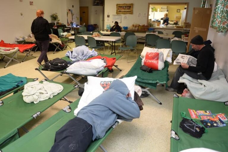 Comienzan a trasladar a personas sin hogar de refugios a hoteles para protegerlos del COVID-19