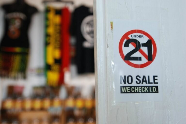 Instan elevar edad para comprar tabaco