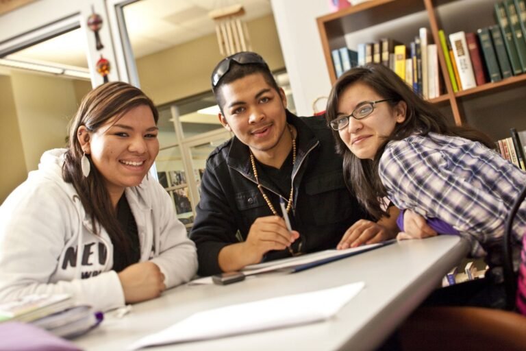 Cómo los jóvenes con DACA pueden obtener becas o préstamos estudiantiles