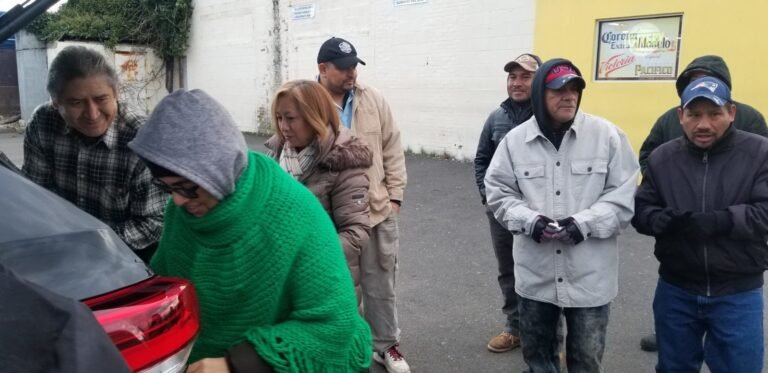 Comparten bebida caliente, comida y panetón a jornaleros en Día de Acción de Gracias