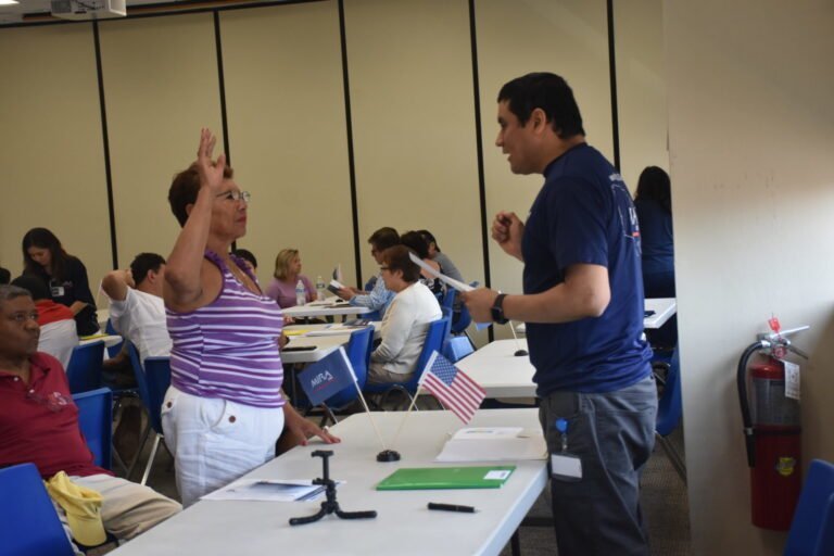Comunidad aprende a perder el miedo al examen de ciudadanía