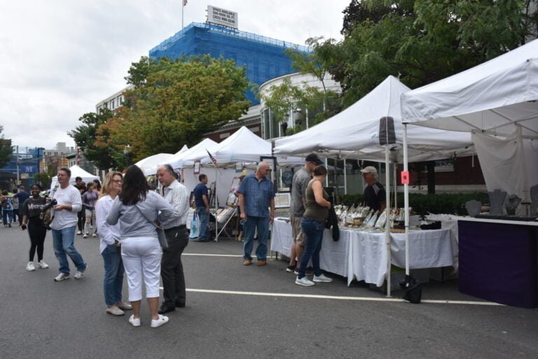 Comunidad disfruta de artes y manualidades en la Bedford Street