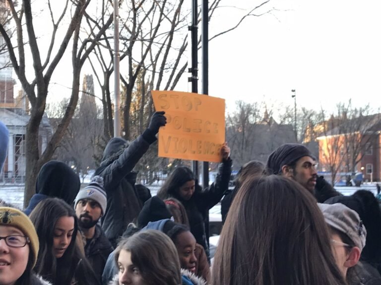 Comunidad exige justicia para joven que murió a tiros a manos de oficial