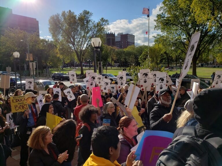 Comunidad se une para pedir liberación de adolescente hispano detenido por ICE