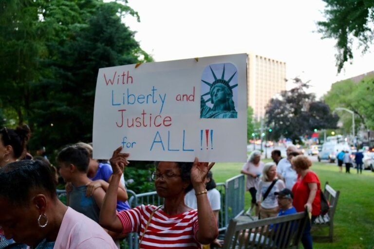 Comunidad se une para protestar por condiciones inhumanas en centros de detención de inmigrantes