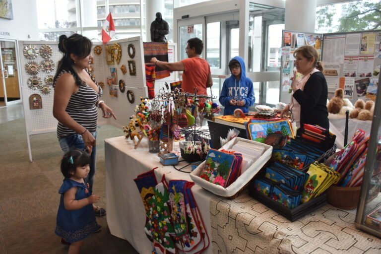 Con exhibición de artesanías comenzará celebración de Independencia de Perú