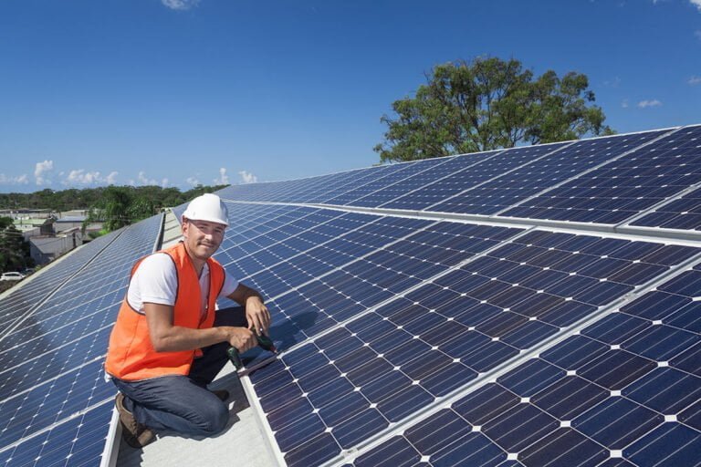 Condado alienta a municipios a inscribirse en programas comunitarios de energía solar