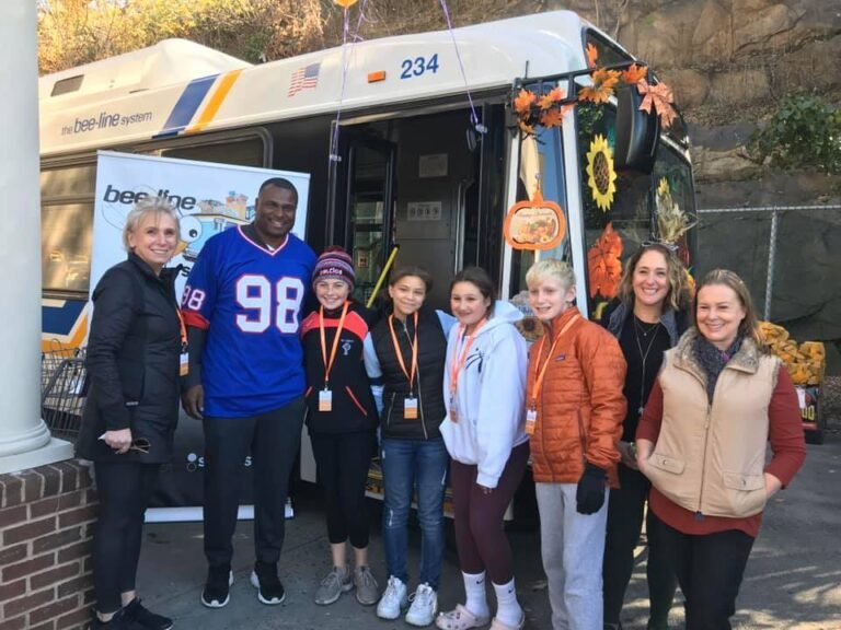 Llenan autobús con 5 mil libras de comida para necesitados