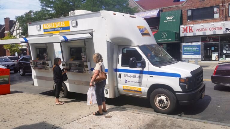 Condado reanuda venta de MetroCard en camioneta especial