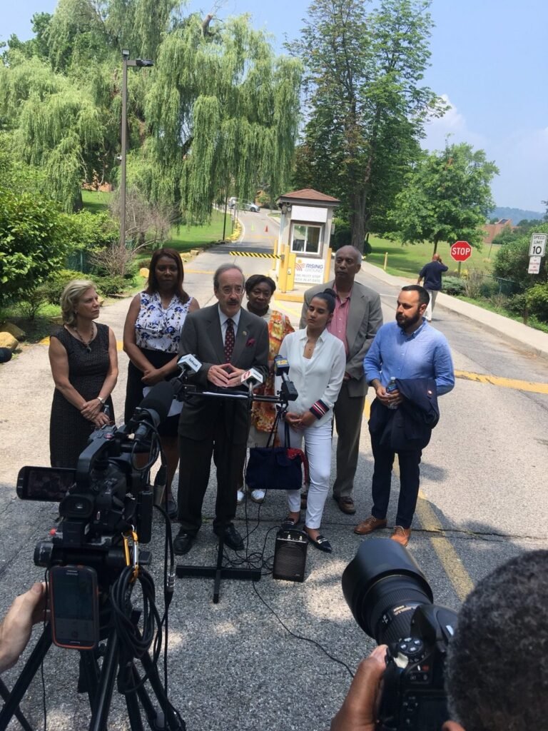 Congresista pide acción después de visitar refugio que alberga a niños inmigrantes