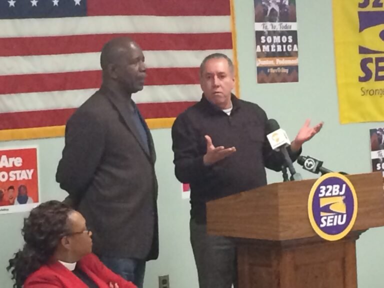 Conserje gana la suspensión de la deportación