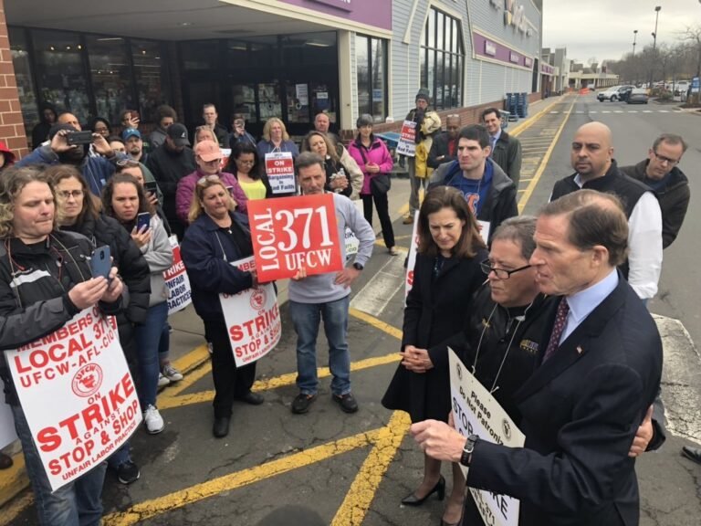 Continúa huelga contra supermercado
