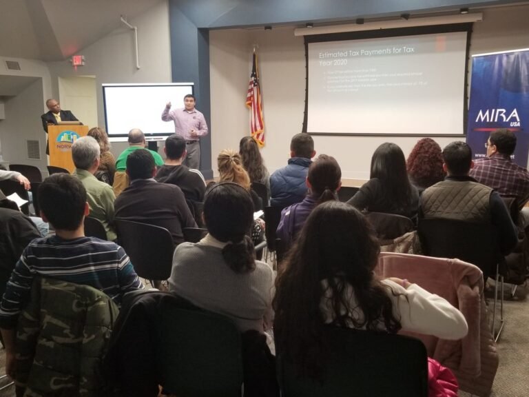 Contribuyentes aprenden sobre sistema de impuestos de EEUU