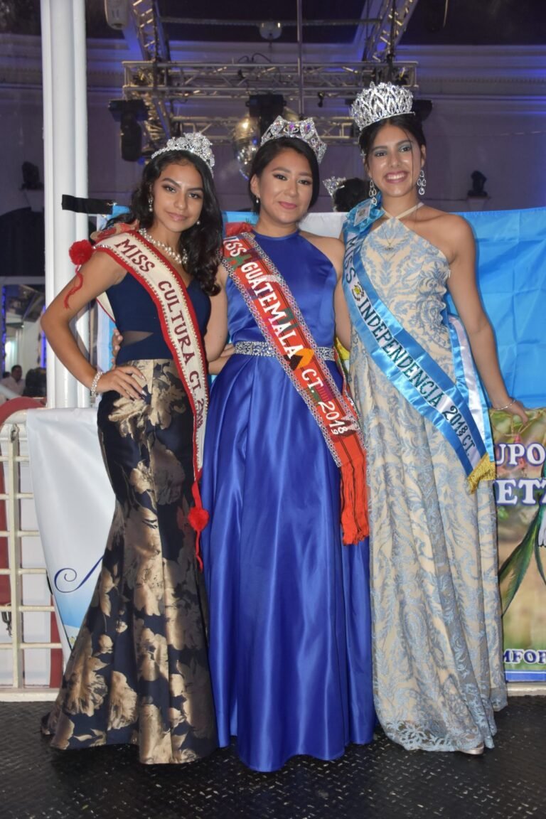 Coronan a reinas del Grupo Quetzal en vistoso desfile