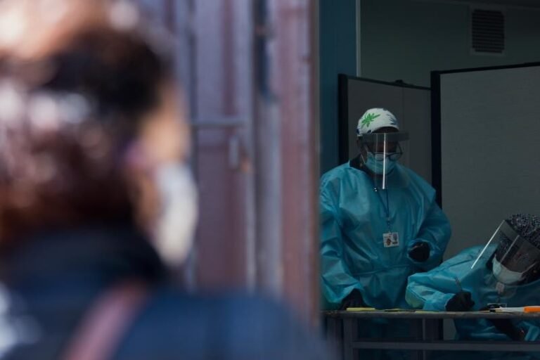 Cuidadoras latinas reclaman equipos de protección contra el COVID-19