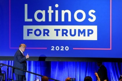 El presidente Donald Trump hace una señal de aprobación a la audiencia en un foro de Latinos por Trump, el lunes 14 de septiembre de 2020, en Phoenix. (AP Foto/Ross D. Franklin)