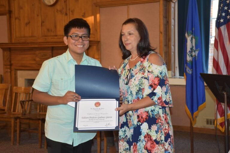 Estudiantes indocumentados reciben becas en solemne acto