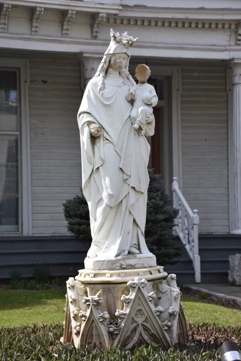 Dañan estatua de la Virgen María y el niño Jesús en iglesia