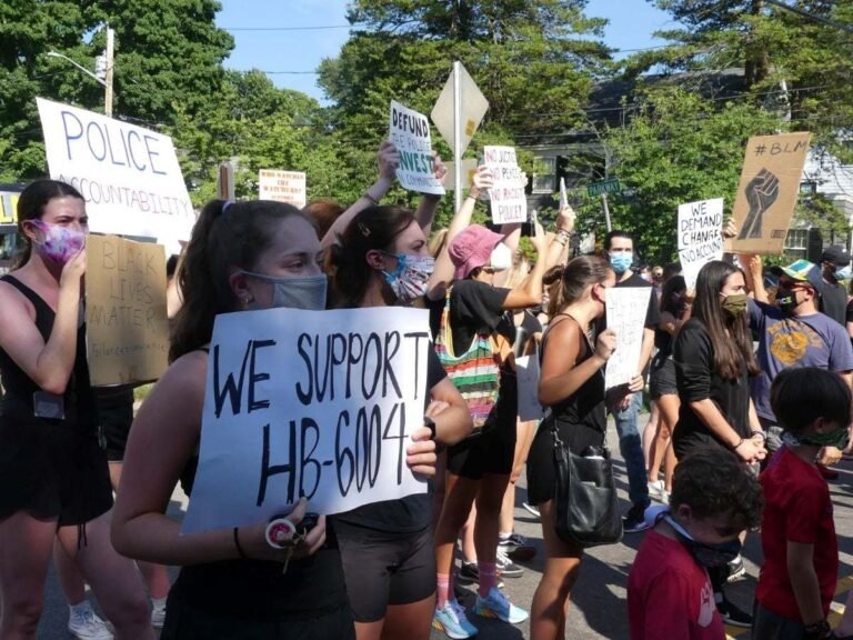 Defensores de Black Lives Matter interrumpen manifestación policial contra ley de rendición de cuentas
