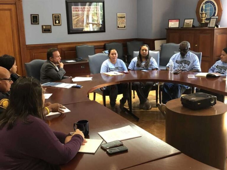 Defensores de los inmigrantes exigen más acción y menos palabras a Alcalde