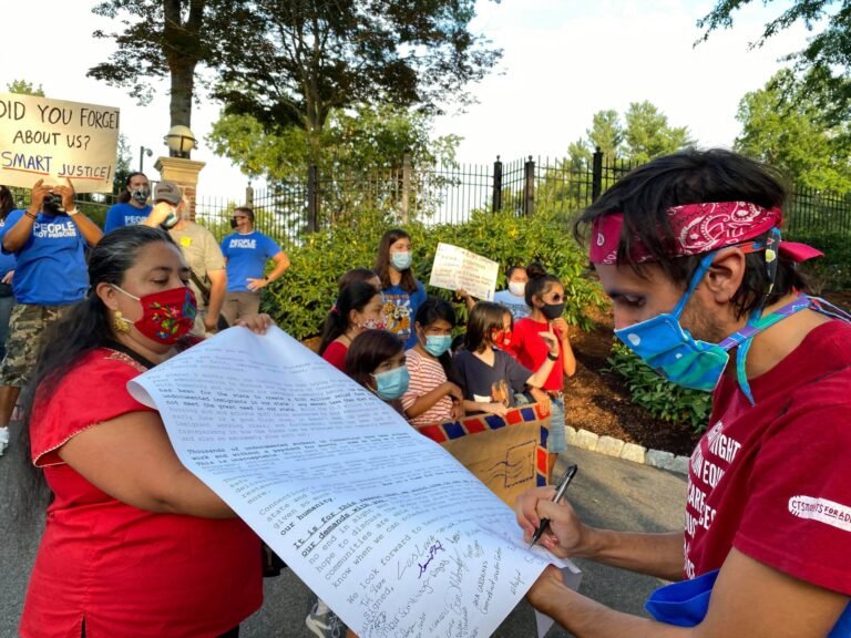 Defensores entregan carta a Gobernador exigiendo ayuda inmediata para inmigrantes