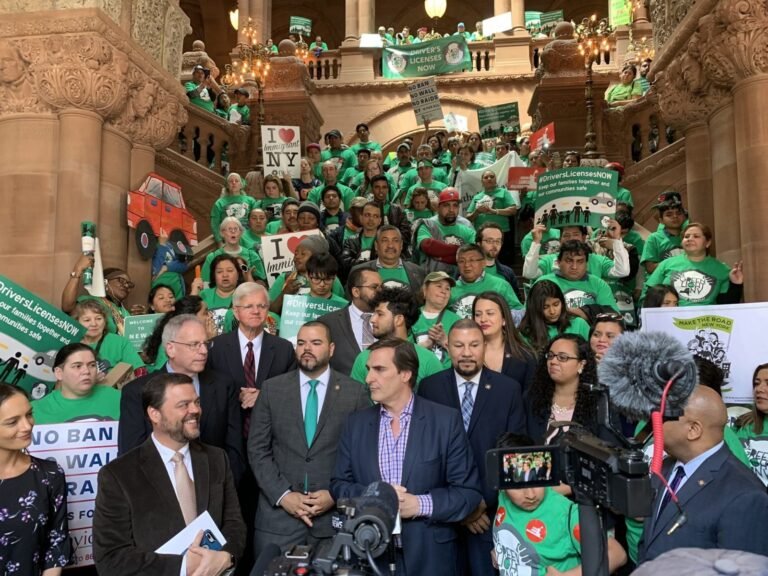 Defensores impacientes por inacción del Senado para aprobar licencias de conducir para indocumentados