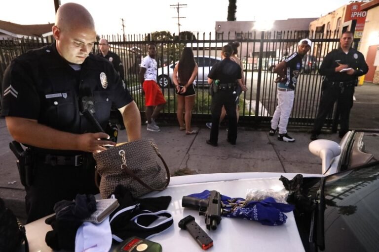 Defensores investigan si detenciones de jóvenes peatones están motivadas por la raza