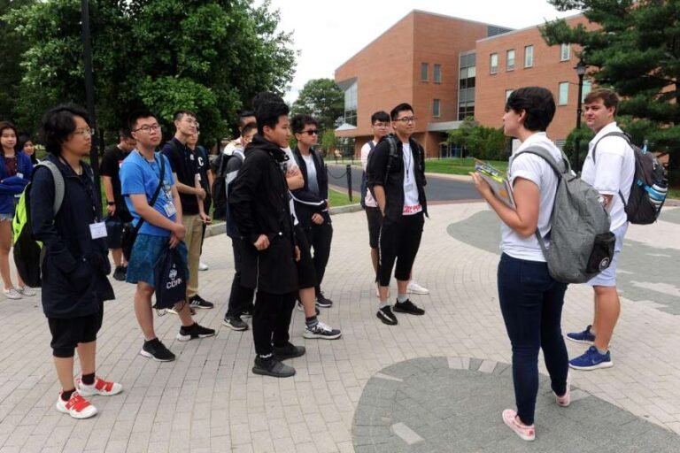Demandarán a ICE por prohibir a estudiantes internacionales tomar clases en línea