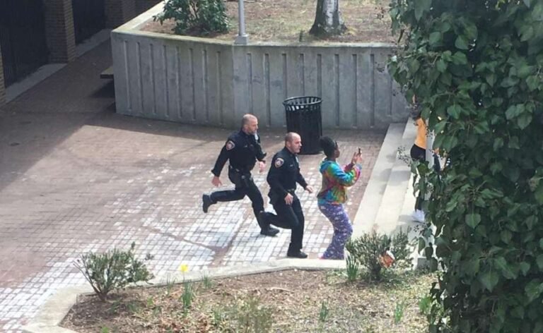 Diez estudiantes arrestados al protagonizar pelea en escuela secundaria