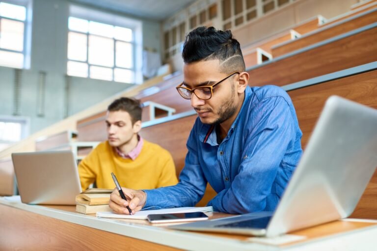 Disminuye inscripción de estudiantes hispanos en colegios comunitarios debido al COVID-19