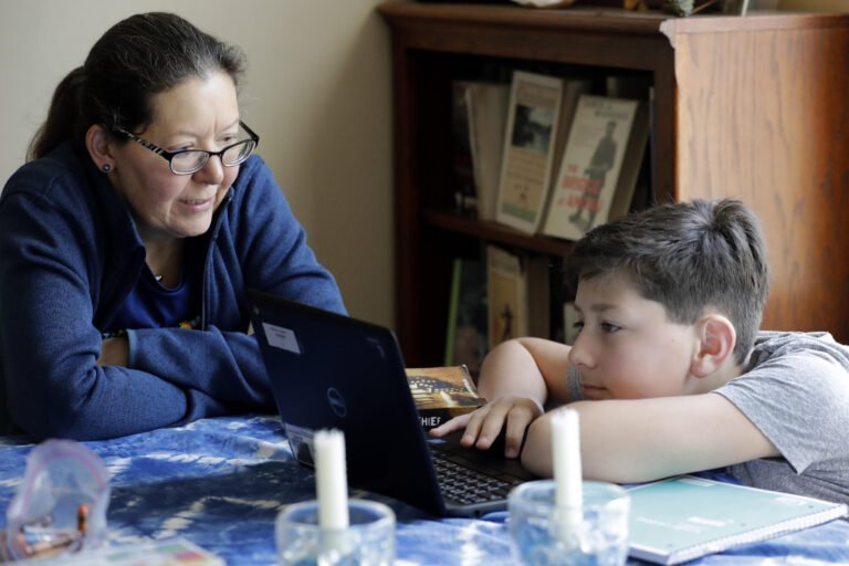 Distritos escolares confían que aprendizaje remoto será una experiencia mucho mejor esta vez