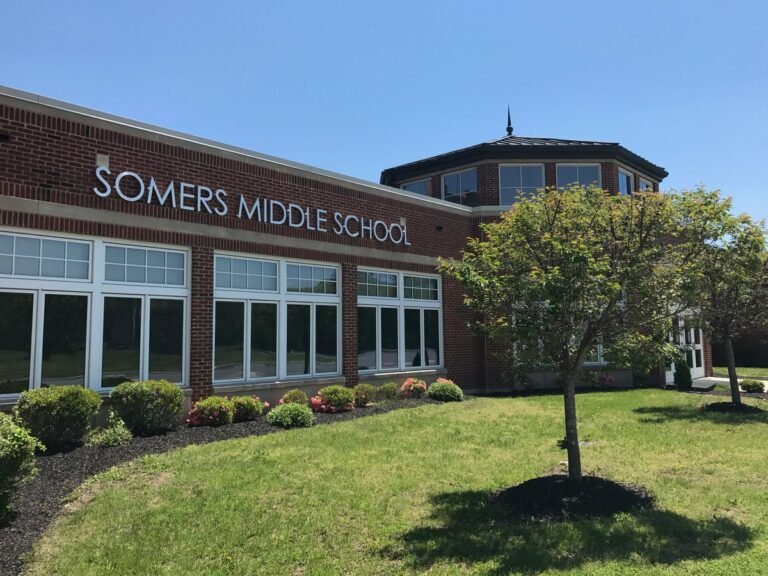 Dos escuelas en Westchester cierran después de caso positivo de COVID-19