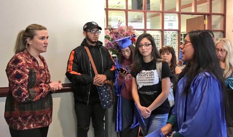 Dreamers entregan teléfonos a legisladores  para que “llamen” a votar por ley de ayuda financiera