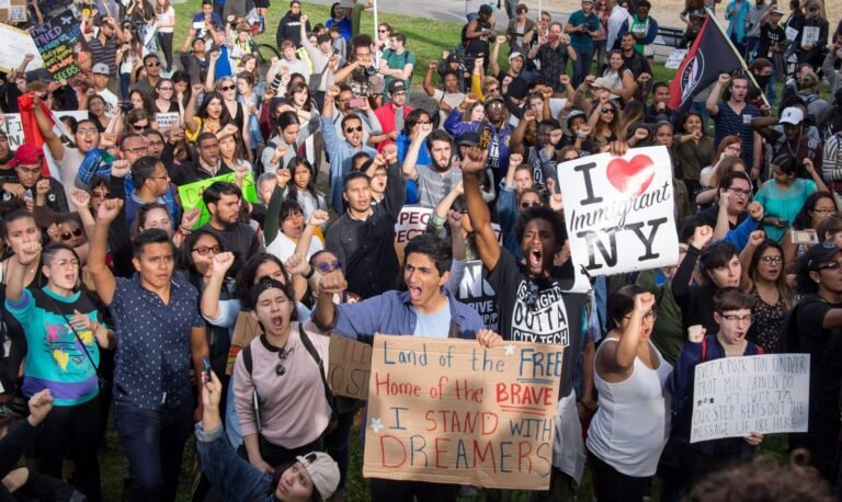 Dreamers temen por su futuro después de que DACA no aparece en proyecto de gastos