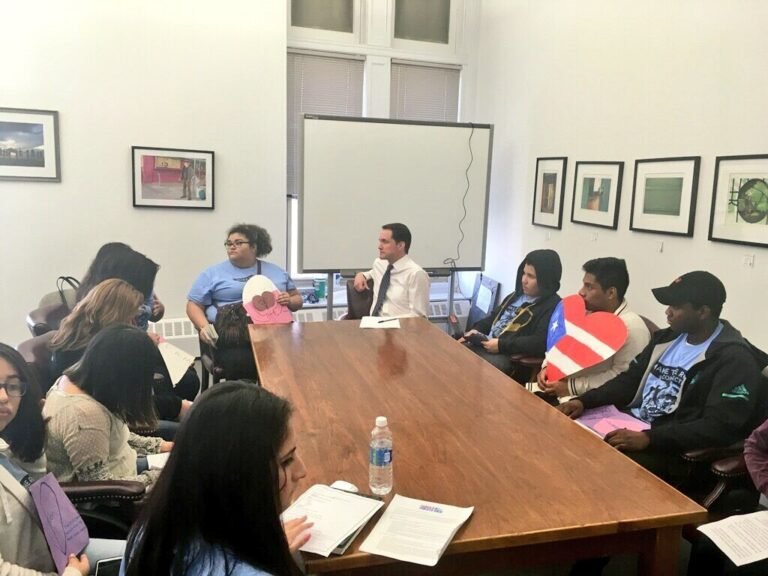 Dreamers y desplazados por huracán se reúnen con congresista para pedirle más apoyo