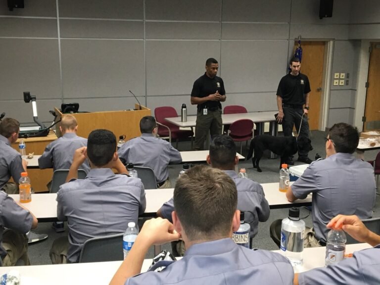 Después de tragedias en Texas y Ohio: Policía de Connecticut brinda consejos sobre cómo sobrevivir a un tiroteo masivo