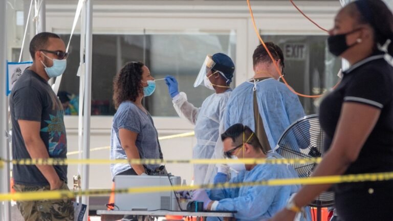 EEUU entra en la tercera ola de la pandemia con 140 mil casos diarios   